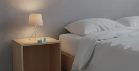 Pěnové špunty do uší na nočním stolku vedle postele