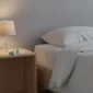 Pěnové špunty do uší na nočním stolku vedle postele